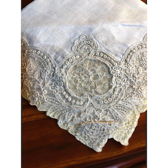 Vintage Linen Handkerchief with Medallion Lace – Bridal or Newborn Keepsake Heir - Picture 3 of 4